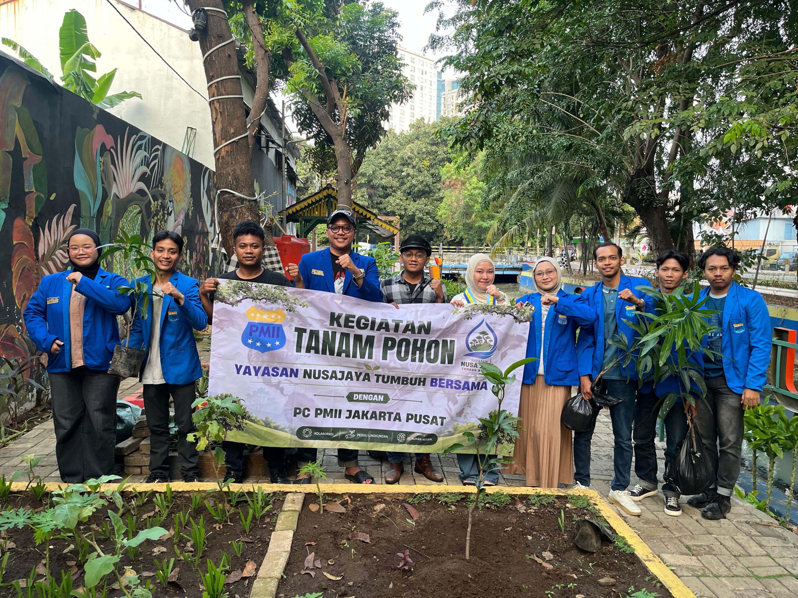 Nusa Jaya Tumbuh Bersama Gandeng PMII Tanam Mangga Di Mangga Dua